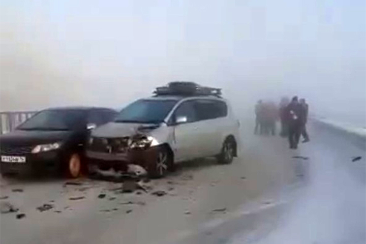 На трассе в 50-градусный мороз столкнулись 10 машин
